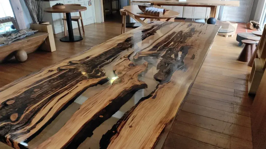 Τραπεζαρία σαλονιού από μασίφ ξύλο και εποξική ρητίνη EPOXYTABLE 5 (υγρό γυαλί). Εκμεταλλευτείτε τις ιδιότητες της ρητίνης συνδέοντας κομμάτια ξύλου μεταξύ τους και συνθέτοντας μοναδικές επιφάνειες.