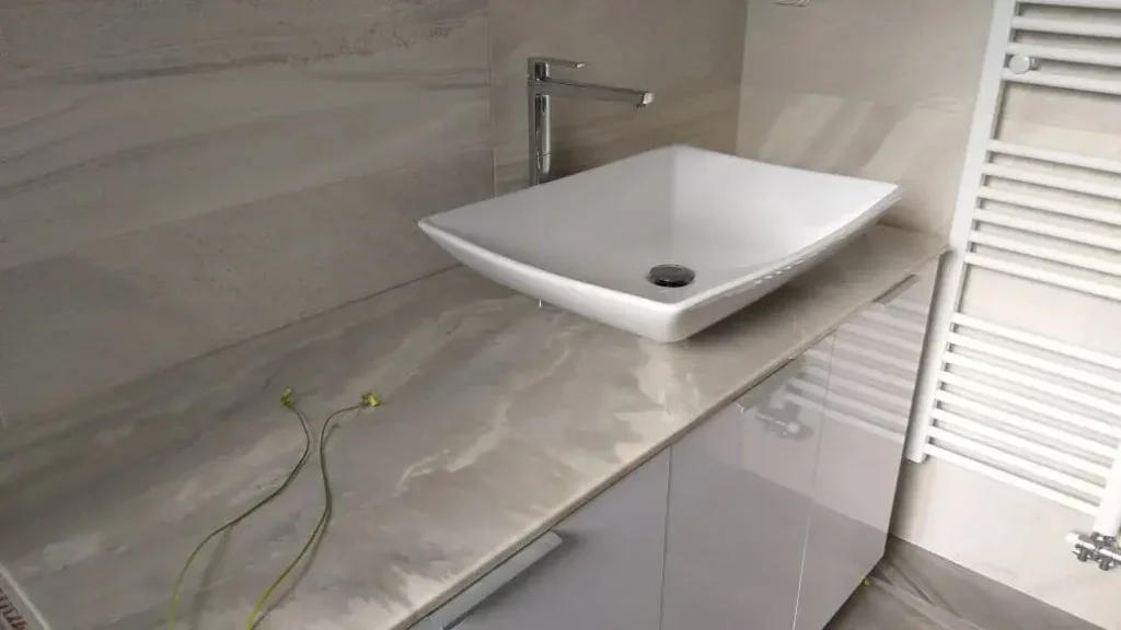 Πάγκος μπάνιου από εποξική ρητίνη ART PRO και τεχνική dirty pour με χρήση πάστας και μεταλλικών χρωμάτων. Διάφανη τελική επίστρωση με EPOXYTABLE 5 για προστασία gloss ύφος.