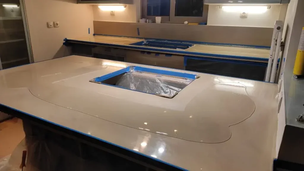 Πάγκος κουζίνας με εποξική ρητίνη ART PRO (υγρό γυαλί) σε απαλό μπεζ ύφος και διάφανη επίστρωση με EPOXYTABLE 5 (υγρό γυαλί) για προστασία.