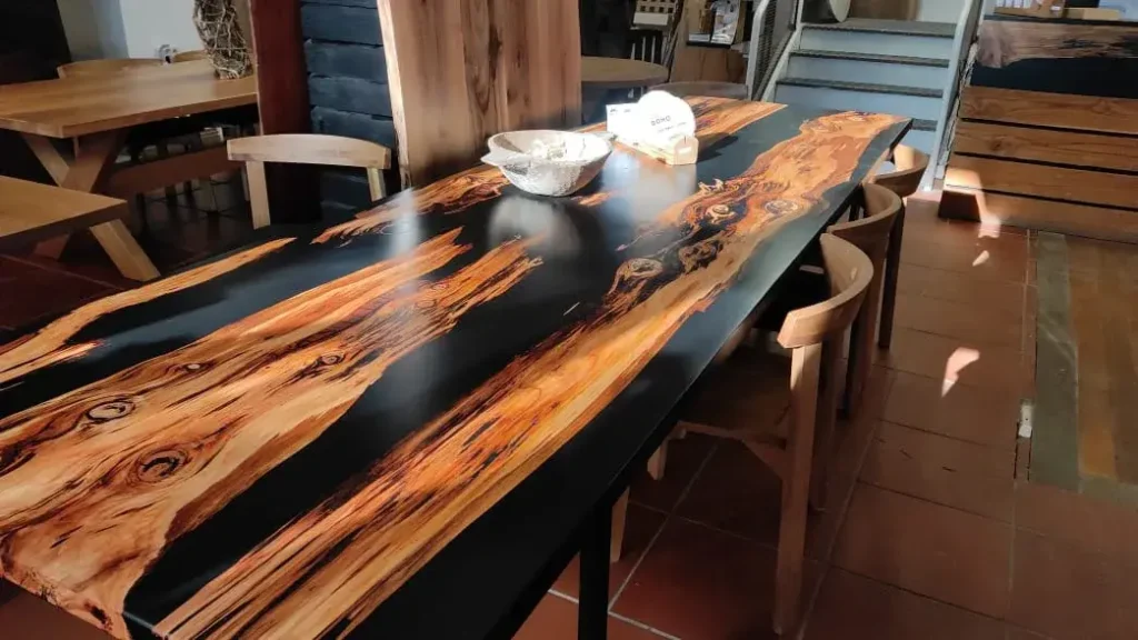 Τραπεζαρία σαλονιού από μασίφ ξύλο και EPOXYTABLE 5 εποξική ρητίνη (υγρό γυαλί). Εκμεταλλευτείτε τις ιδιότητες της ρητίνης συνδέοντας κομμάτια ξύλου μεταξύ τους και συνθέτοντας μοναδικές επιφάνειες