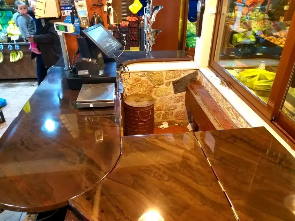 Πάγκος με εποξική ρητίνη ART PRO σε καφέ απόχρωση και νερά με μεταλλικά χρώματα. Διάφανη τελική επίστρωση για προστασία.