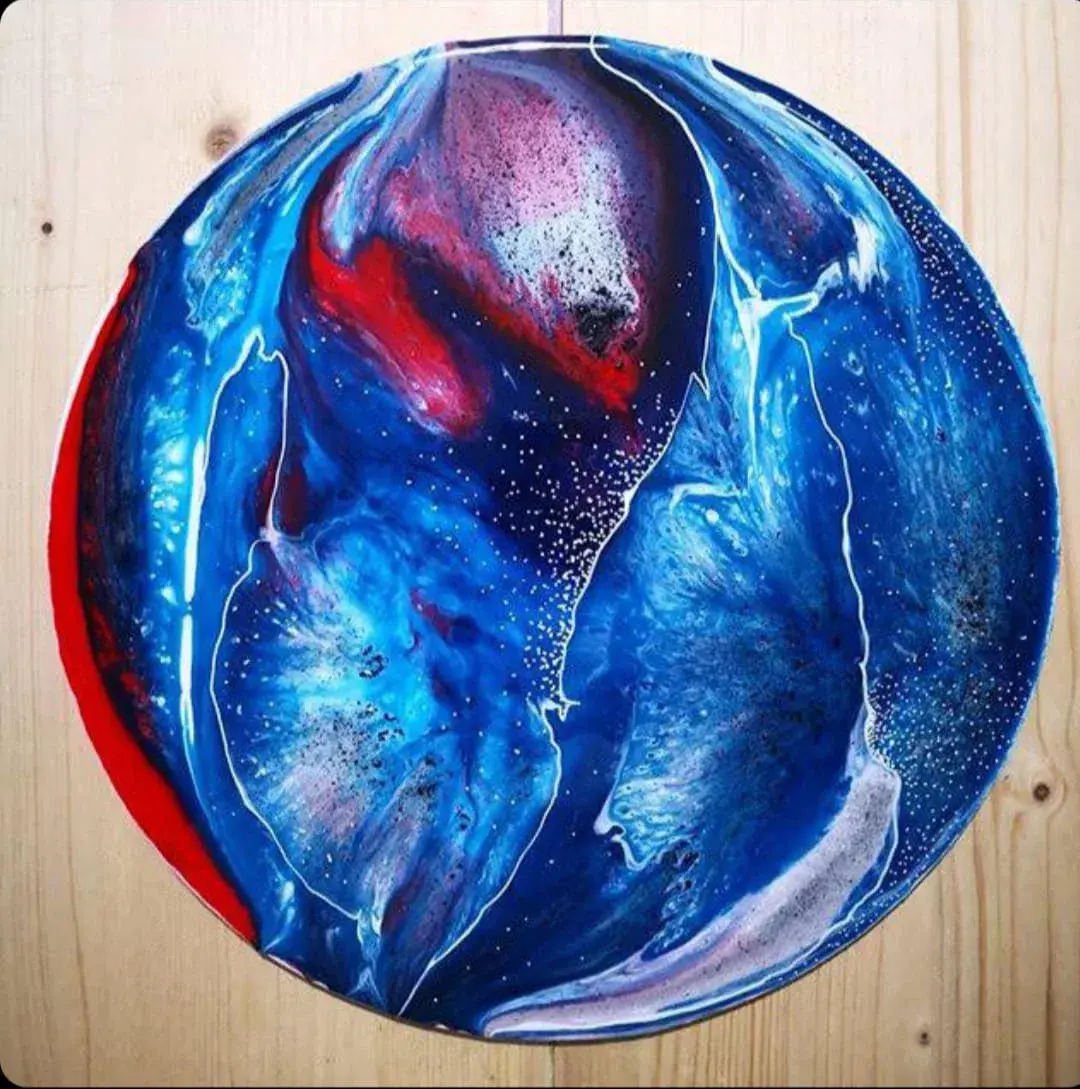 Επιφάνεια τραπεζιού με την χρήση της εποξικής ρητίνης ART PRO (υγρό γυαλί) και προσθήκη χρωμάτων για ένα εκπληκτικό αποτέλεσμα.